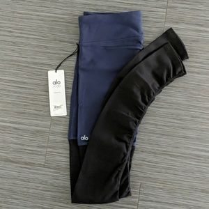 Alo Yoga Goddess Legging in Rich Navy & Black